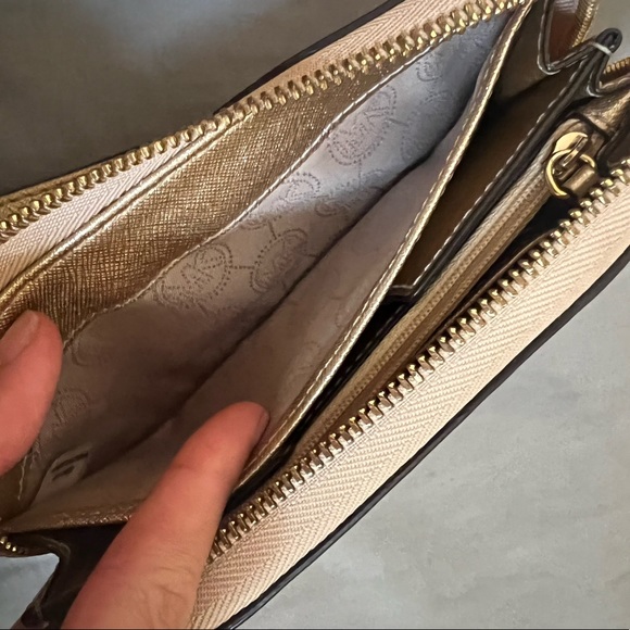 Michael Kors wristlet wallet in gold ✨ - Picture 5 of 7